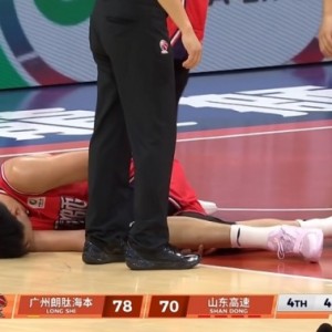 辉达娱乐官网-升级了！徐昕被克里斯撞到肋部痛苦倒地 裁判回看后吹克里斯违体